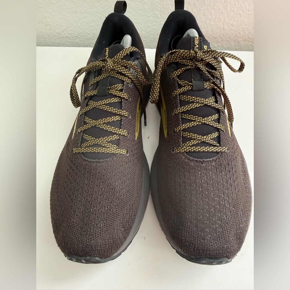 Brooks Men size 11Athletic Shoes in Black and Gold - Picture 2 of 6